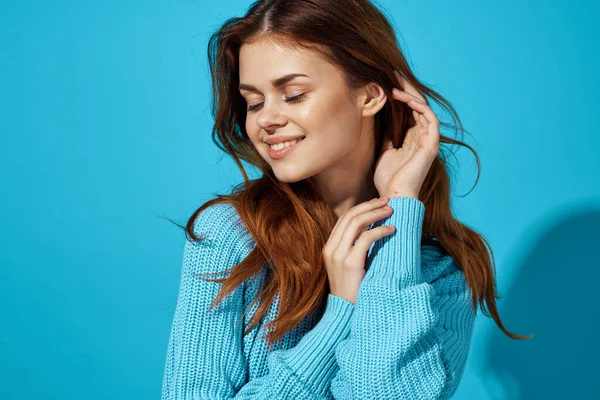 Retrato de uma mulher em um suéter azul isolado fundo — Fotografia de Stock