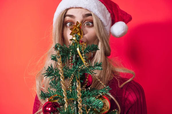 Žena držení vánoční strom hračky izolované pozadí dovolená — Stock fotografie