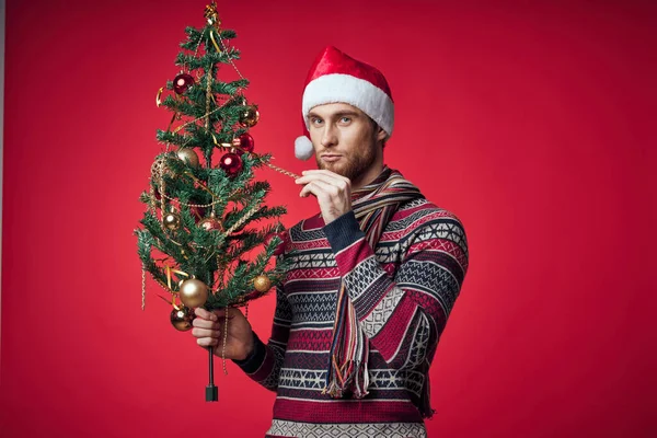 Mężczyzna w Nowy Rok ubrania Choinka emocje świąteczne dekoracje — Zdjęcie stockowe