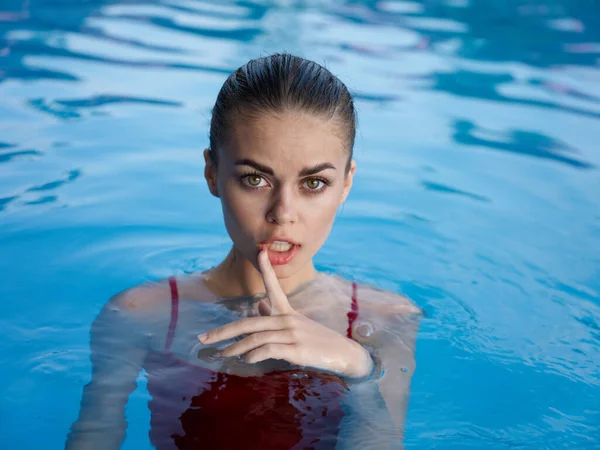 Красивая женщина в красном купальнике в бассейне роскошь крупным планом гламур — стоковое фото