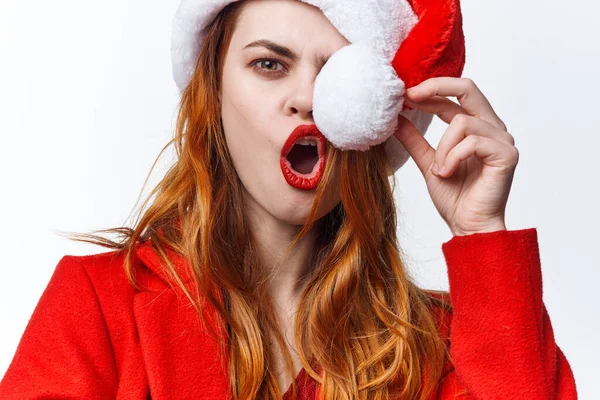Kobieta noszenie Santa kapelusz emocje zabawa pozowanie studio mody — Zdjęcie stockowe