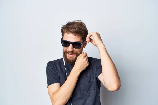 Γενειοφόρος άνθρωπος ακουστικά γυαλιά ηλίου μουσική χορό διασκέδαση απομονωμένη φόντο — Φωτογραφία Αρχείου