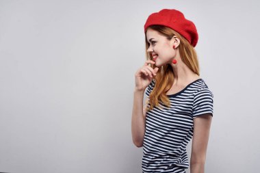 Kırmızı şapkalı güzel bir kadın. Fransa Avrupa moda model stüdyosu.