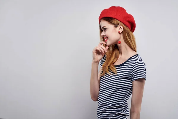 Mooie vrouw dragen een rode hoed make-up Frankrijk Europa mode poseren model studio — Stockfoto