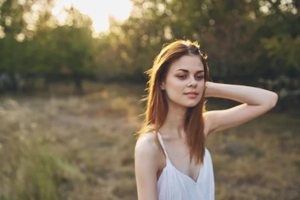 Atraktivní žena na poli v přírodě sluneční svoboda — Stock fotografie