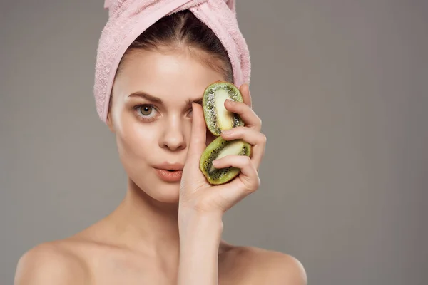 Όμορφη γυναίκα γυμνοί ώμοι με ακτινίδιο φρούτων στο χέρι περικοπή άποψη — Φωτογραφία Αρχείου