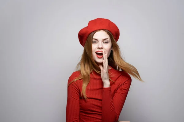 Hübsche Frau im roten Pullover posiert im Kosmetik-Emotion-Studio — Stockfoto