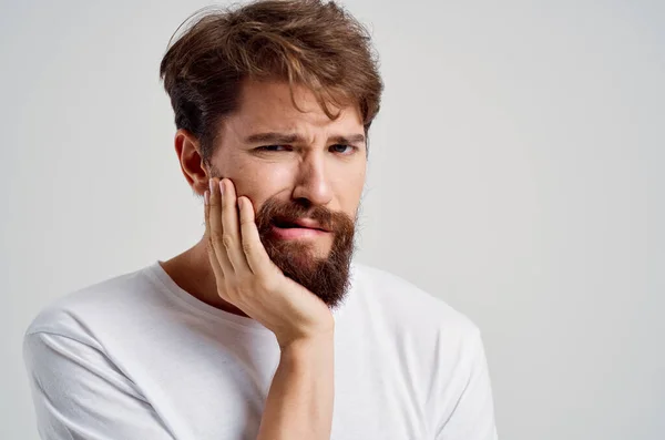 Bärtiger Mann, der sich an den Zähnen festhält — Stockfoto