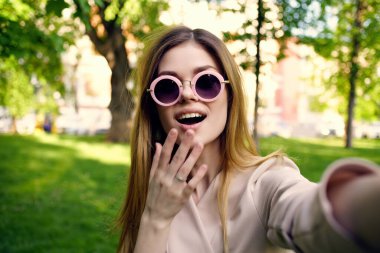 Güzel bir kadın bu yaz parkta yürüyor.