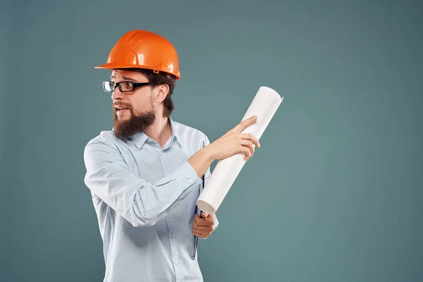 Homem em laranja chapéu duro engenheiro projetos de construção — Fotografia de Stock