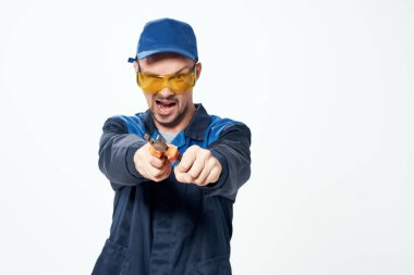 Sarı bardaklı işçi duyguları izole edilmiş arka plan