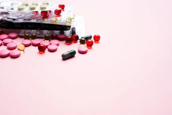 Pestrobarevné Pilulky Růžovém Pozadí Kvalitní Fotografie — Stock fotografie