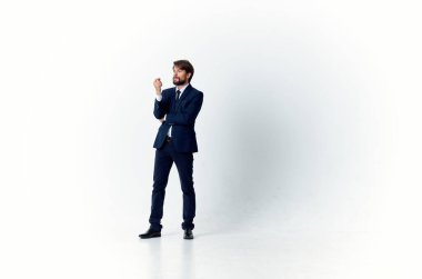 Stüdyoda ışık arka planında poz veren iş adamı. Yüksek kalite fotoğraf