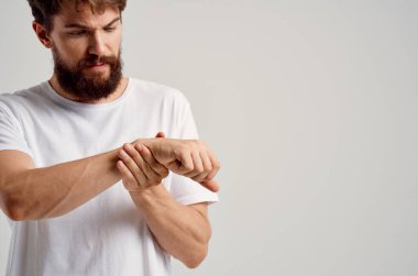 El ağrısı ve sağlık sorunları olan bir adam. Yüksek kalite fotoğraf