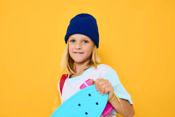 スケートボードを頭にした女子高生子供時代のライフスタイルのコンセプト — ストック写真