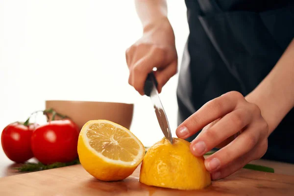 Limone su un tagliere affettare verdure vitamine cibo sano — Foto Stock