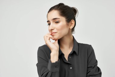 Baş ağrısı olan siyah gömlekli bir kadın. Yüksek kalite fotoğraf