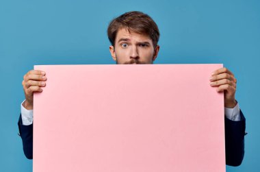 İzole edilmiş arka planda pembe pankartı olan duygusal bir adam. Yüksek kalite fotoğraf