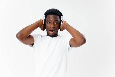 sürpriz erkek Afrikalı görünümü kulaklıklar müzik eğlence stüdyosu