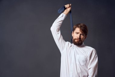 Sakallı adam izole bir arka planda kravat çekiyor. Yüksek kalite fotoğraf