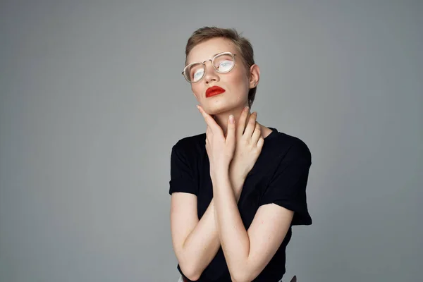 暗い背景に眼鏡をかけたきれいな女性 高品質の写真 — ストック写真