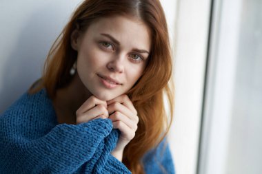 Çekici görünüşlü, mavi ekoseli güzel bir kadın.