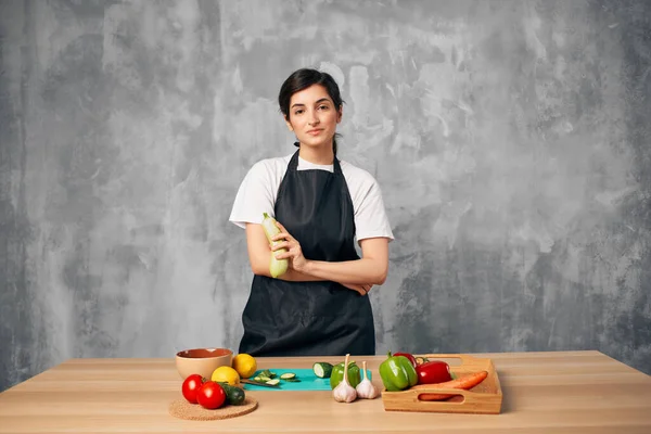 Mujer en la cocina corte verduras tabla de cortar — Foto de Stock