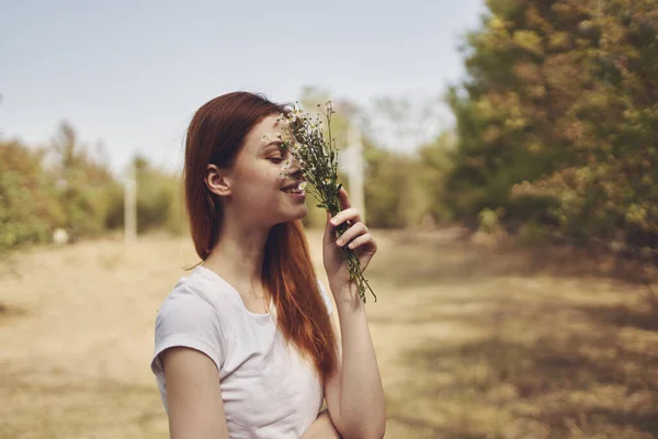 Mulher Alegre Com Flores Parque Foto Alta Qualidade — Fotografia de Stock