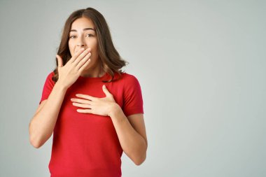 Beyaz tişörtlü güzel bir kadın saç bakım arka planında