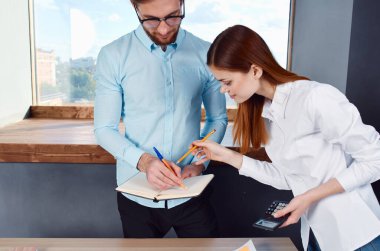 İş arkadaşları iletişim bürosu yöneticileri