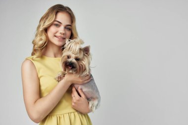 Soyutlanmış bir arka planda köpekle poz veren güzel bir kadın. Yüksek kalite fotoğraf