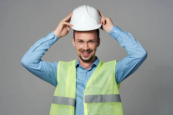Человек в белом шлеме чертежи конструктора светлый фон — стоковое фото