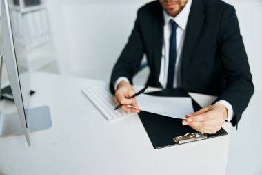 Takım elbiseli bir erkek müdürün ofisi telefon idarecisi.