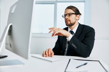 Erkek müdür. Bilgisayar şefinde bir memur çalışıyor.