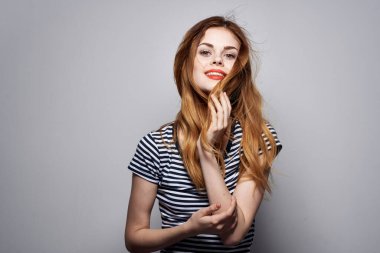 Çizgili tişörtlü güzel bir kadın. Elleri izole edilmiş.