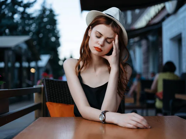 Femme Avec Chapeau Été Café Vacances — Photo