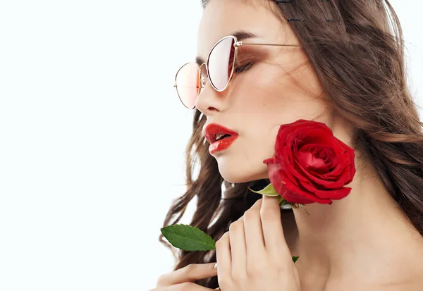 Atraktivní Žena Růží Květina Close — Stock fotografie