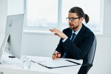 Erkek yönetici bir bilgisayar belgesinin önünde çalışıyor Yaşam Tarzı