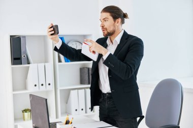 Yönetici dizüstü bilgisayar iletişiminin önünde duyguları çalıştırır patron.