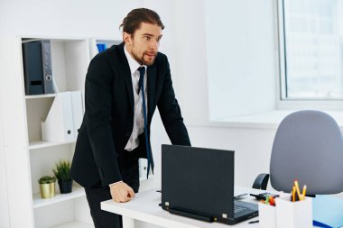 Müdür resmi belgeler çalışma ofisi yöneticisi