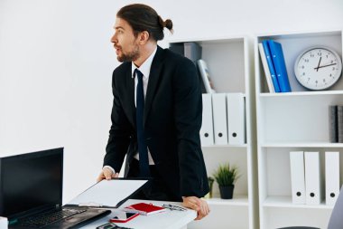 Müdürün elinde telefon ofisi yaşam tarzı var.