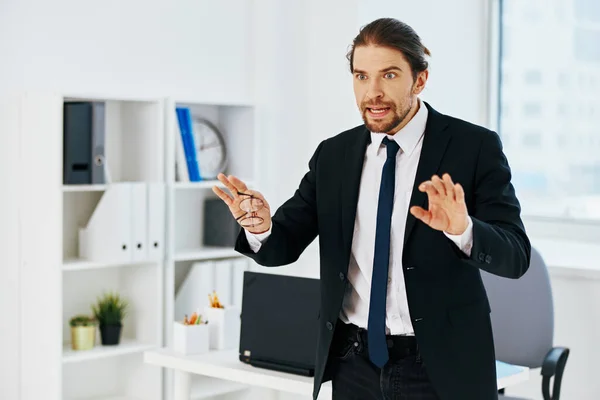 Mann im Anzug mit Telefonbüro — Stockfoto