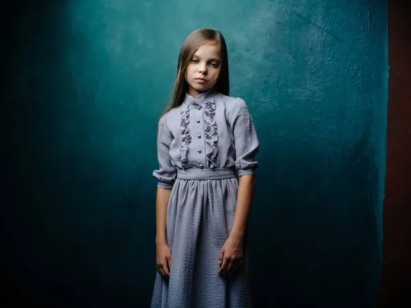 Menina no vestido posando estúdio fundo verde — Fotografia de Stock