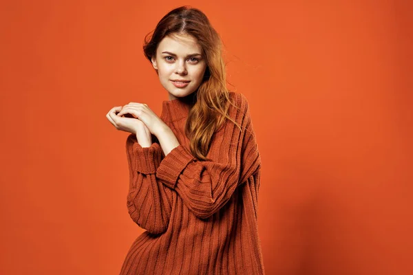 Vacker kvinna i röd tröja mode glamour studio — Stockfoto