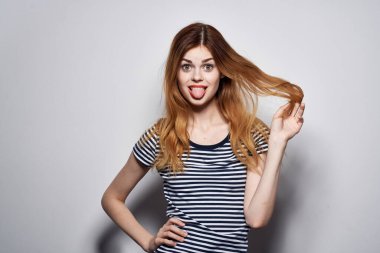 Güzel bir kadın saç stili neşesi. Moda modelliği yapıyor.