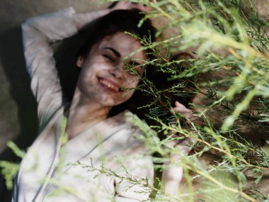 Ceketli çekici kadın yer gezisi modasında yatıyor.