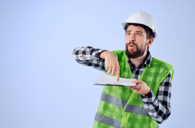 Beyaz kasklı bir erkek işçi planlar profesyonel olarak izole edilmiş arka plan