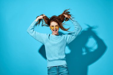 Moda gözlüklü güzel kadın izole edilmiş arka plan