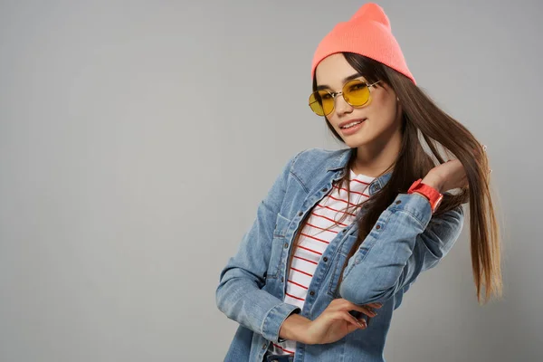 Wanita dalam jaket denim memakai kacamata studio mode rumah — Stok Foto