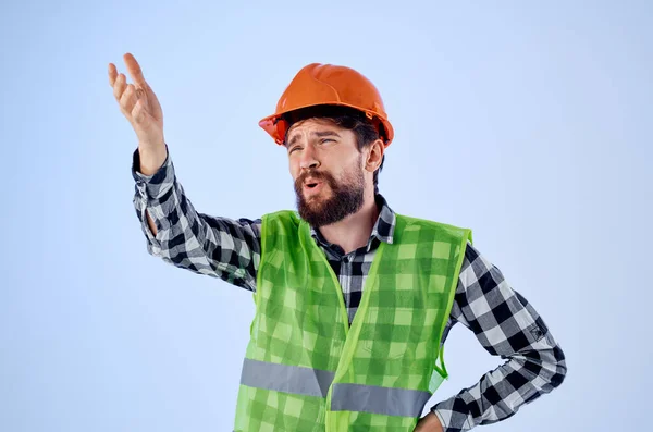 Бородатый человек в рабочей униформе строительной профессии — стоковое фото